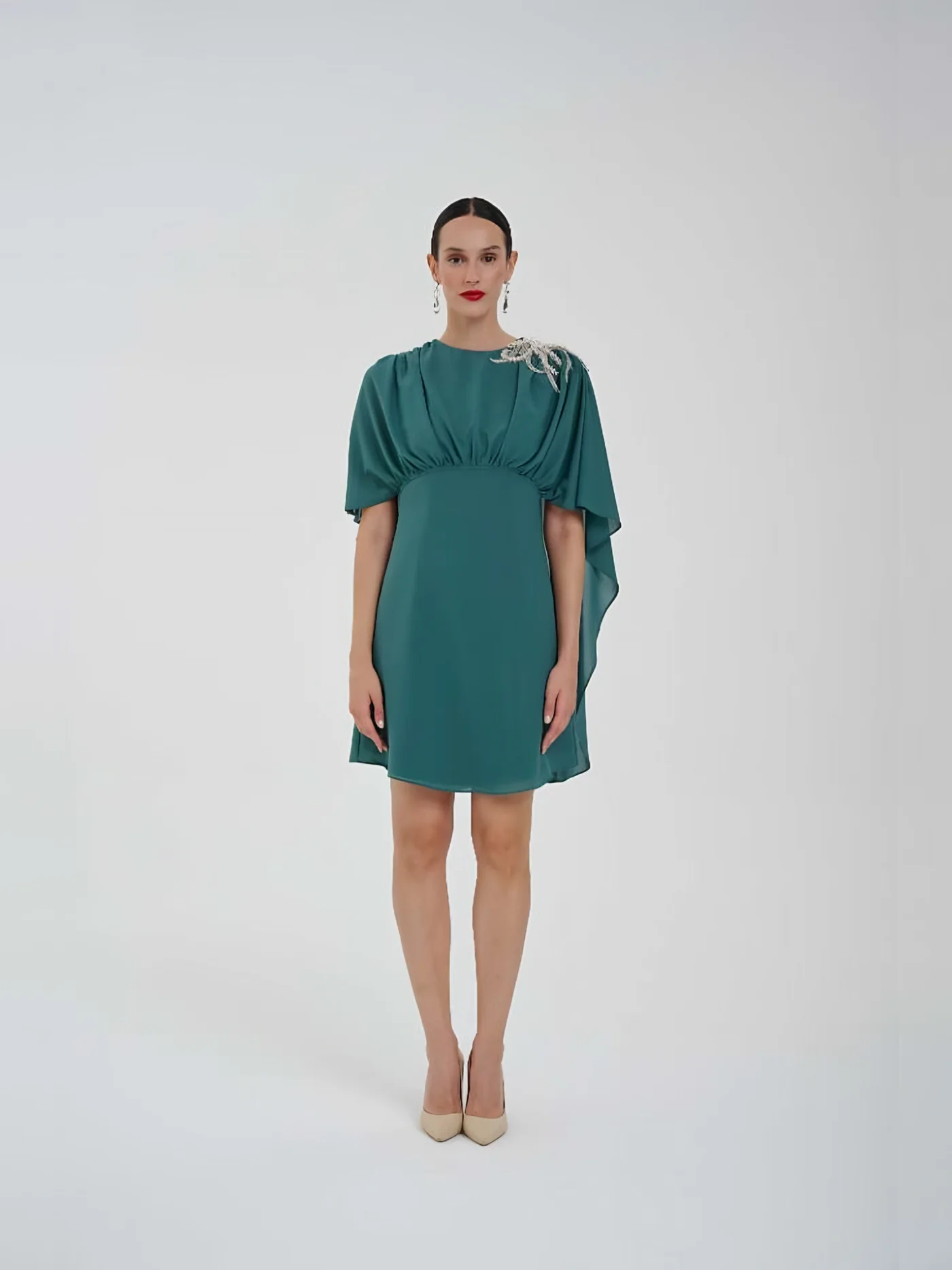 Pelerinli Taşlı Kısa Elbise — modelin üzerinde · 2/3