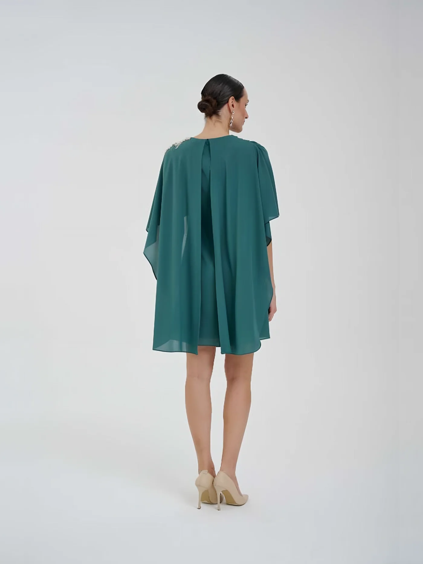 Pelerinli Taşlı Kısa Elbise — modelin üzerinde · 3/3