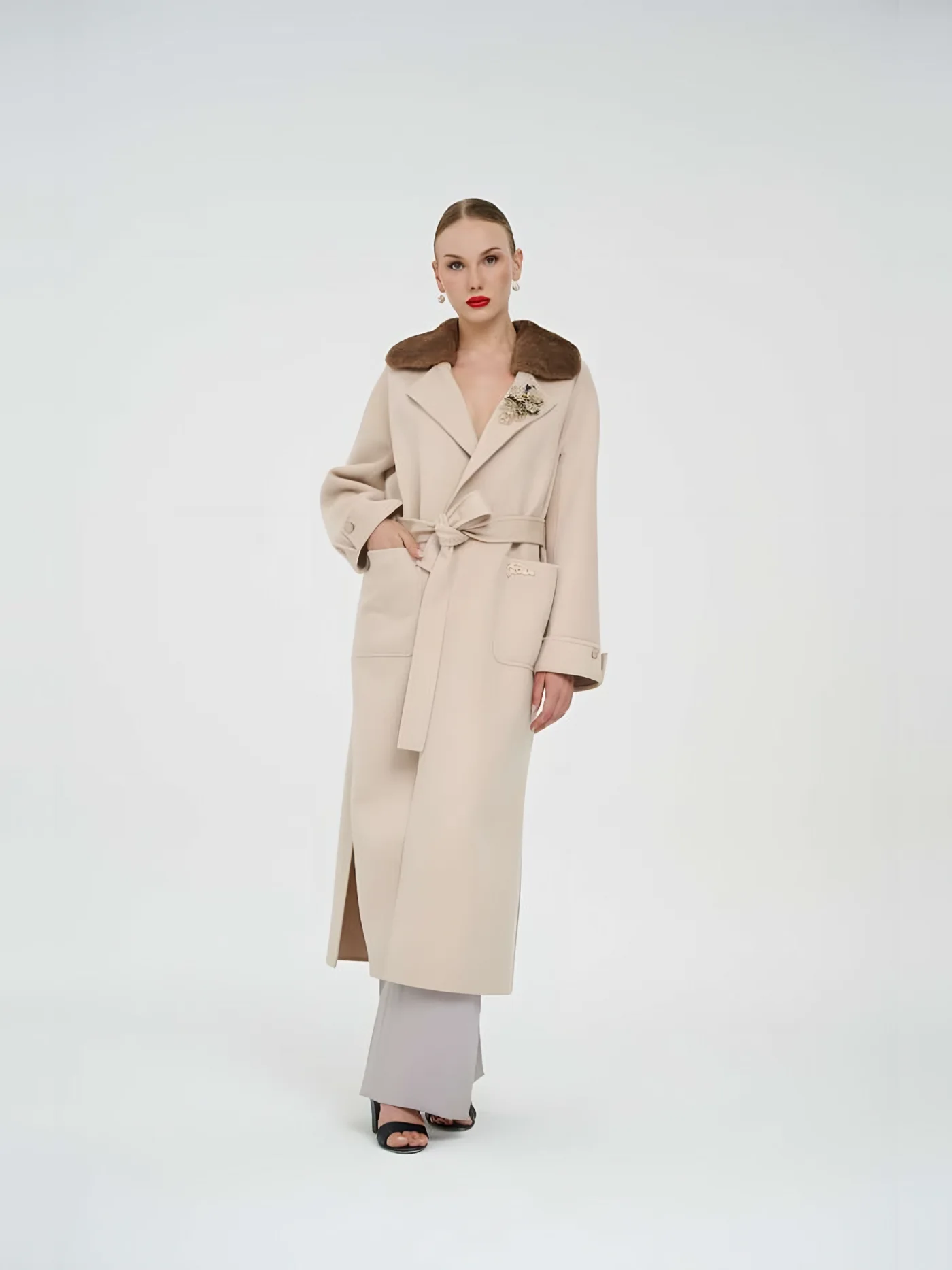 Fur-Collar Belted Overcoat with Brooch — عارضة ترتدي · 1/3