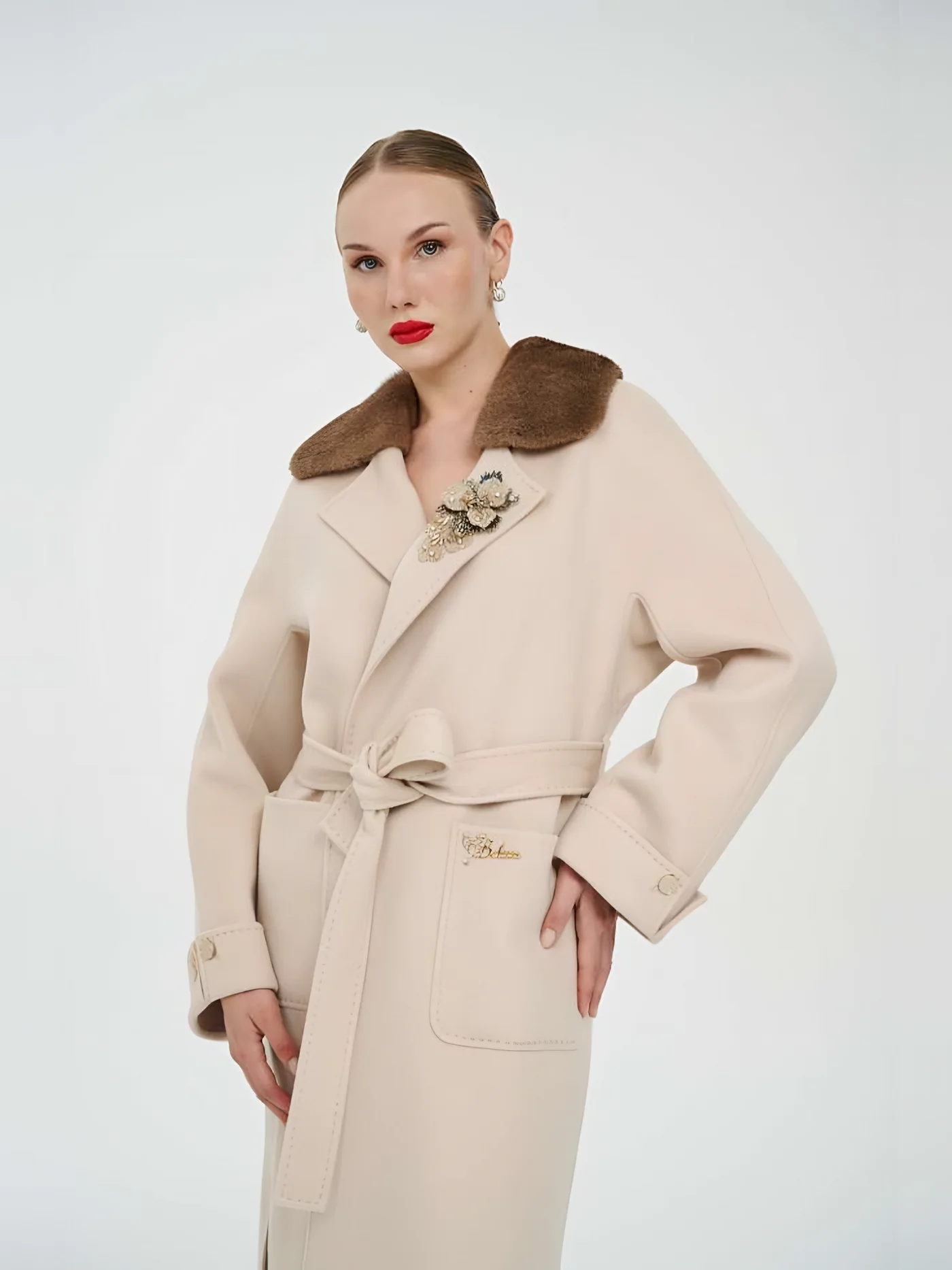 Fur-Collar Belted Overcoat with Brooch — عارضة ترتدي · 2/3