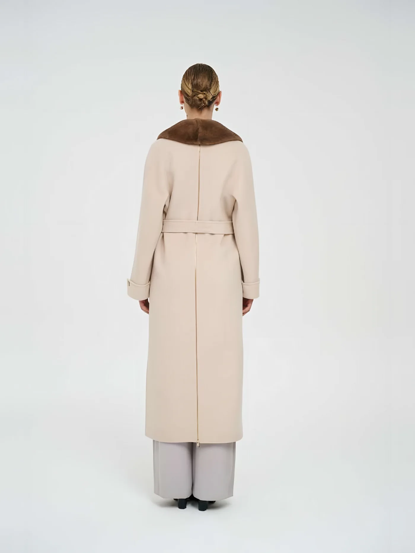 Fur-Collar Belted Overcoat with Brooch — عارضة ترتدي · 3/3