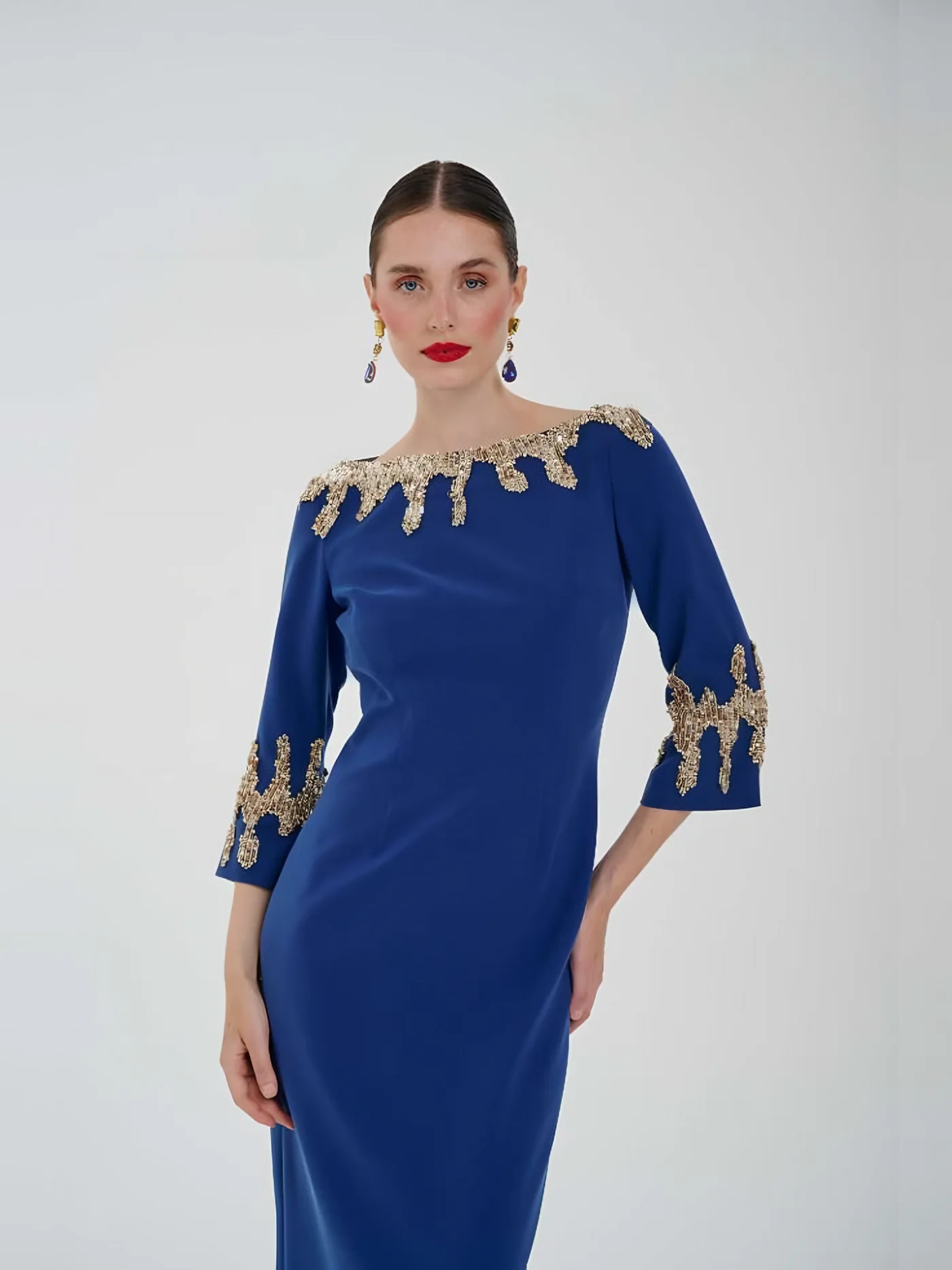 Altın Yakalı Saks Abiye — modelin üzerinde · 3/3