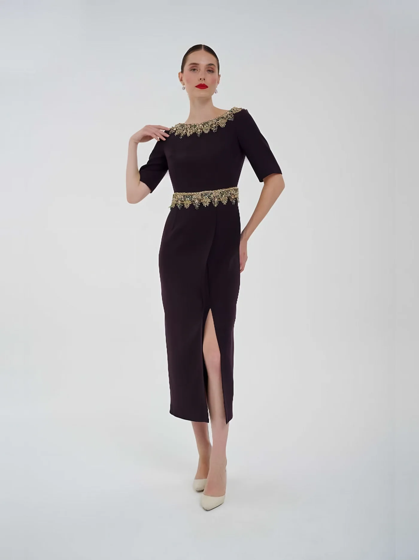 Taş Kemerli Yırtmaçlı Midi Elbise — modelin üzerinde · 2/3