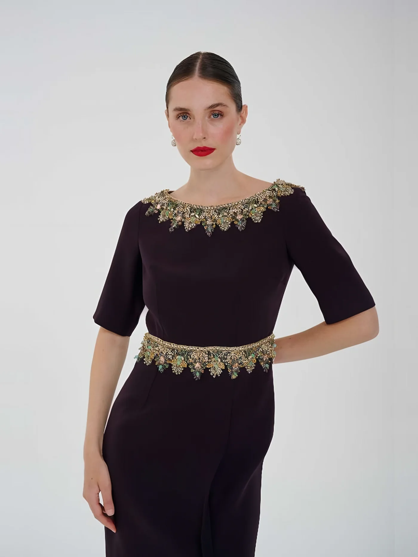 Taş Kemerli Yırtmaçlı Midi Elbise — modelin üzerinde · 3/3