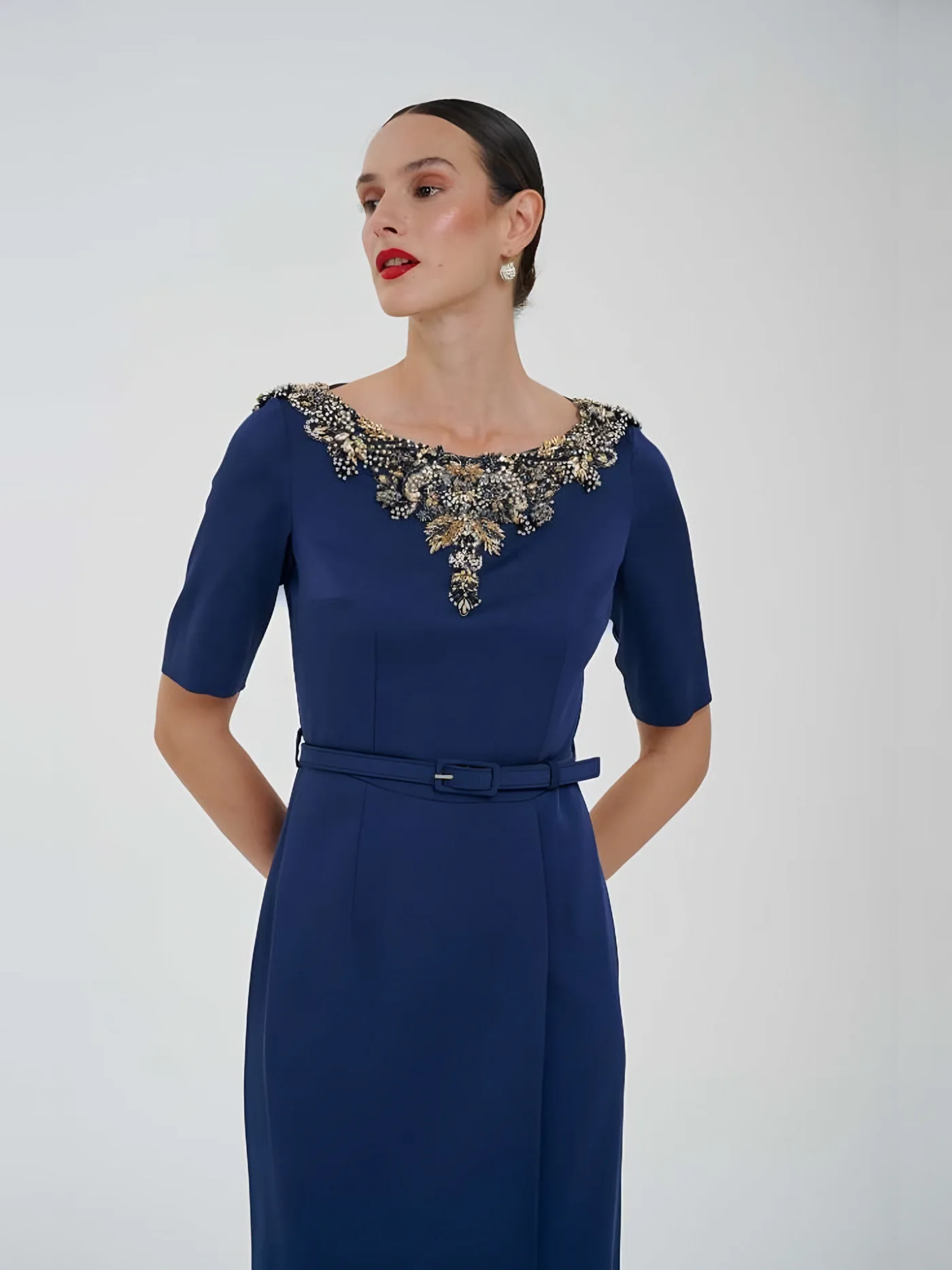 Taş Yakalı Kemerli Midi Elbise — modelin üzerinde · 3/3
