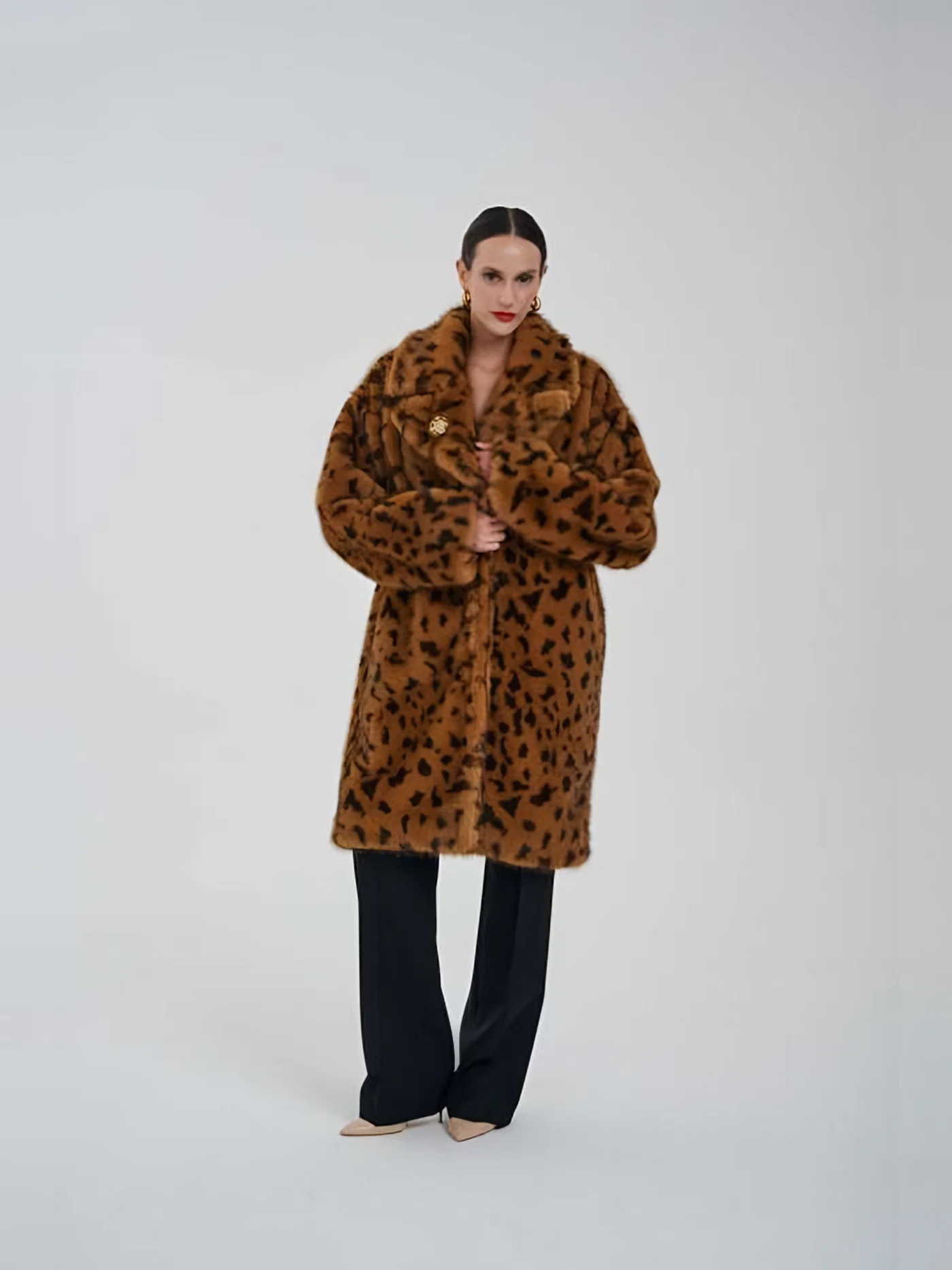 Leopard Patterned Plush Coat — عارضة ترتدي · 1/1