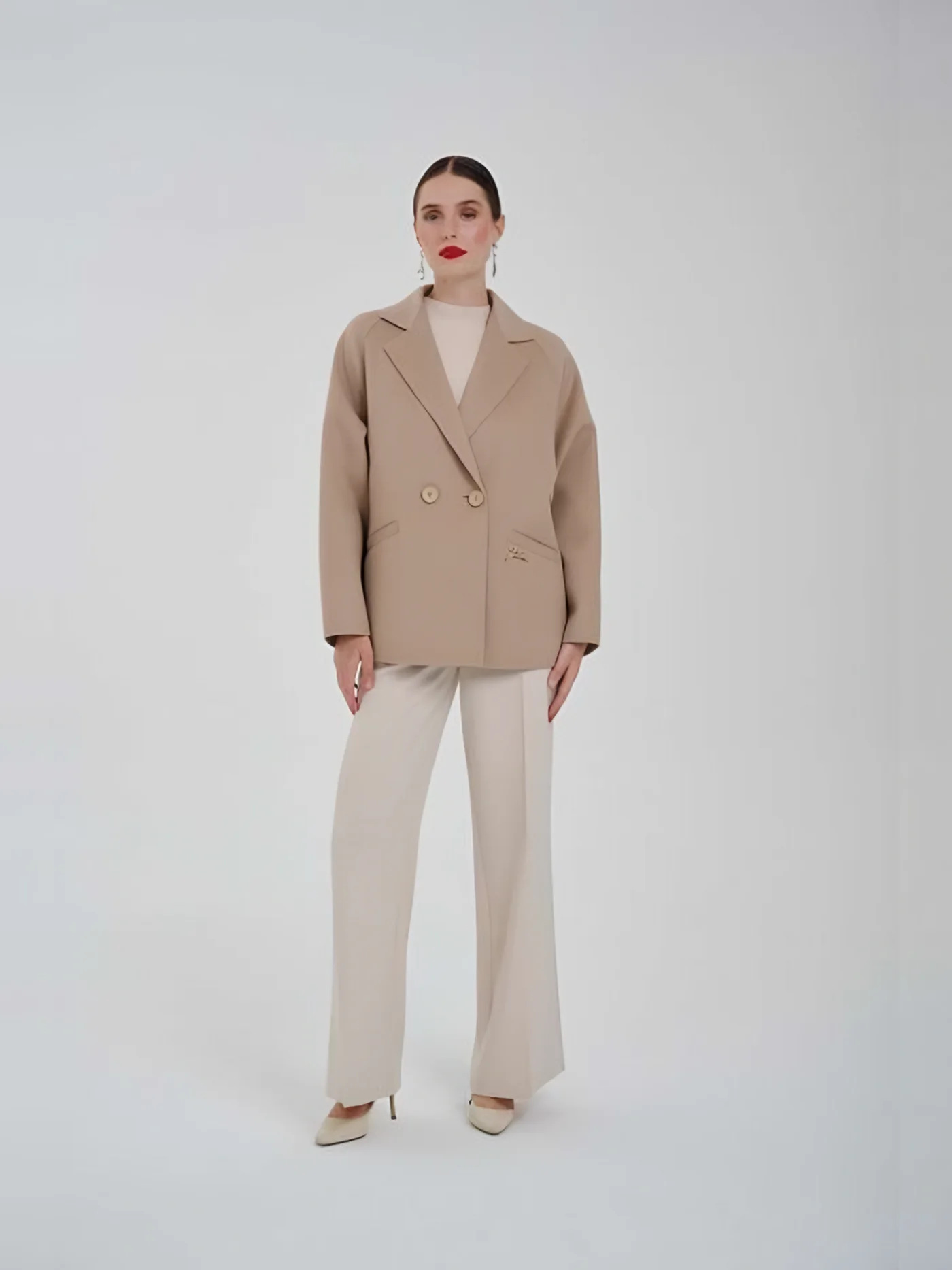 Oversize Short Coat — عارضة ترتدي · 1/1