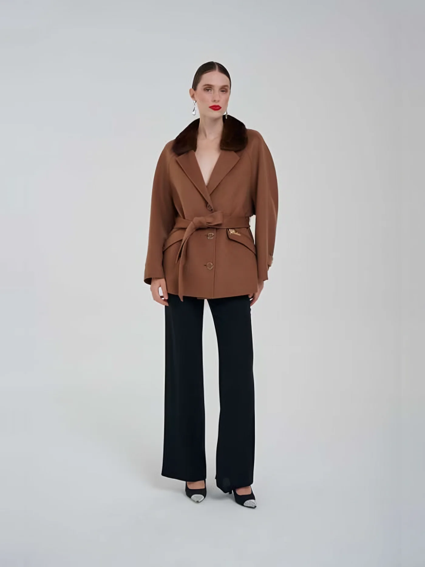 Fur-Collar Belted Jacket — модель в · 1/1