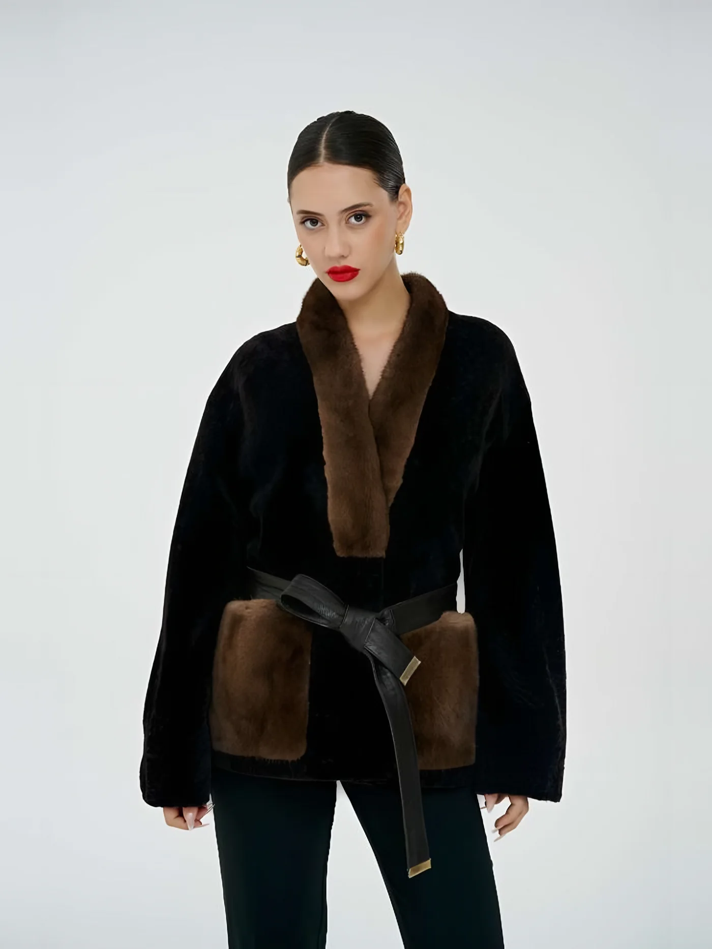 Kürk Cepli Kuşaklı Peluş Ceket — modelin üzerinde · 1/1