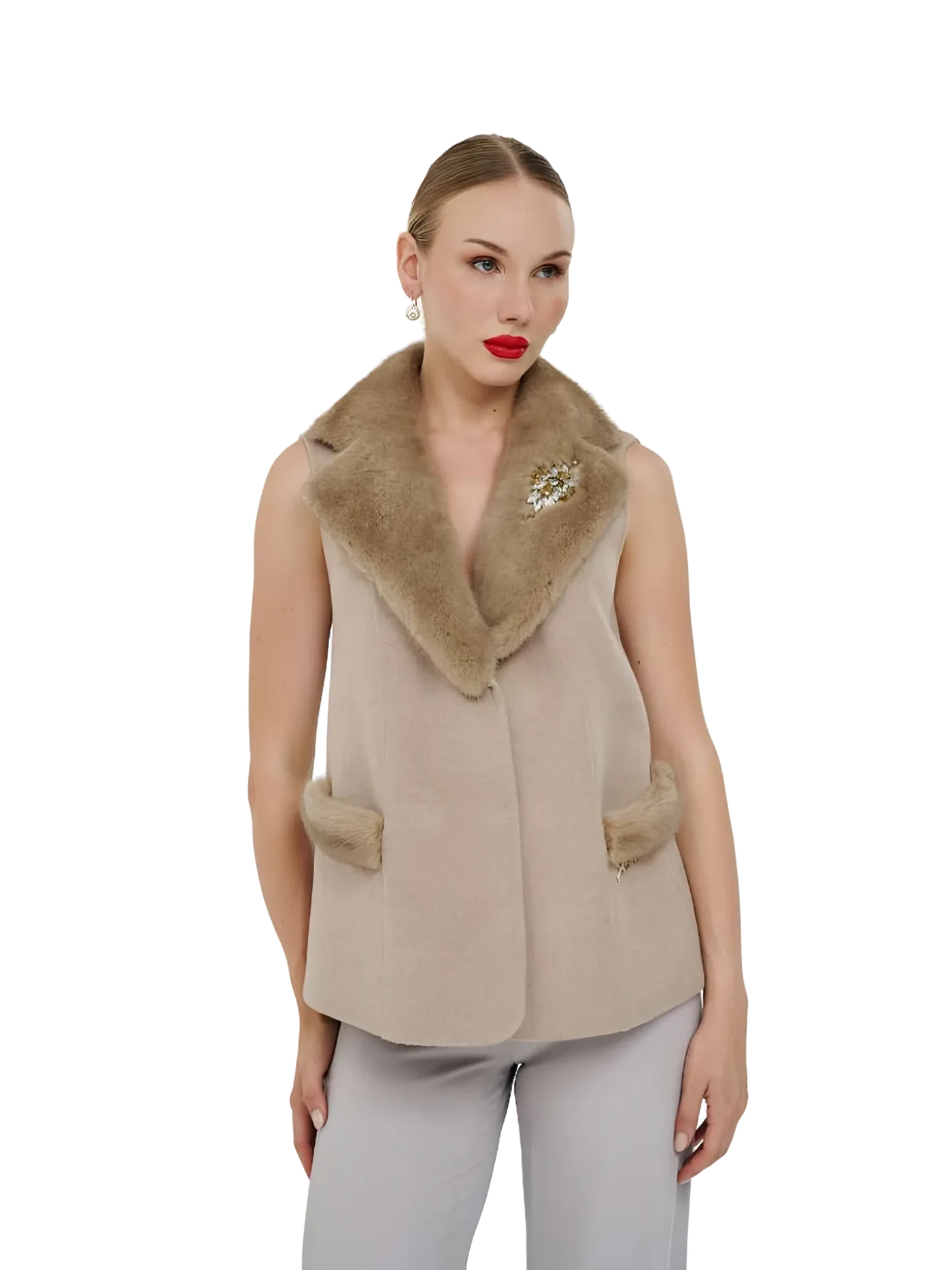 Fur-Collar Vest with Brooch — عارضة ترتدي إطلالة 123, 1/1