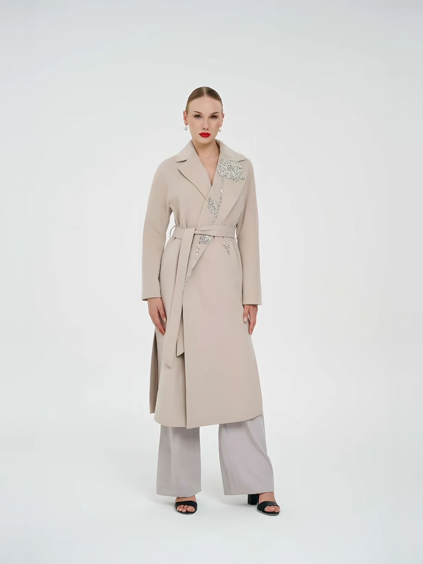 Floral Embroidered Belted Long Coat — модель в · 1/1