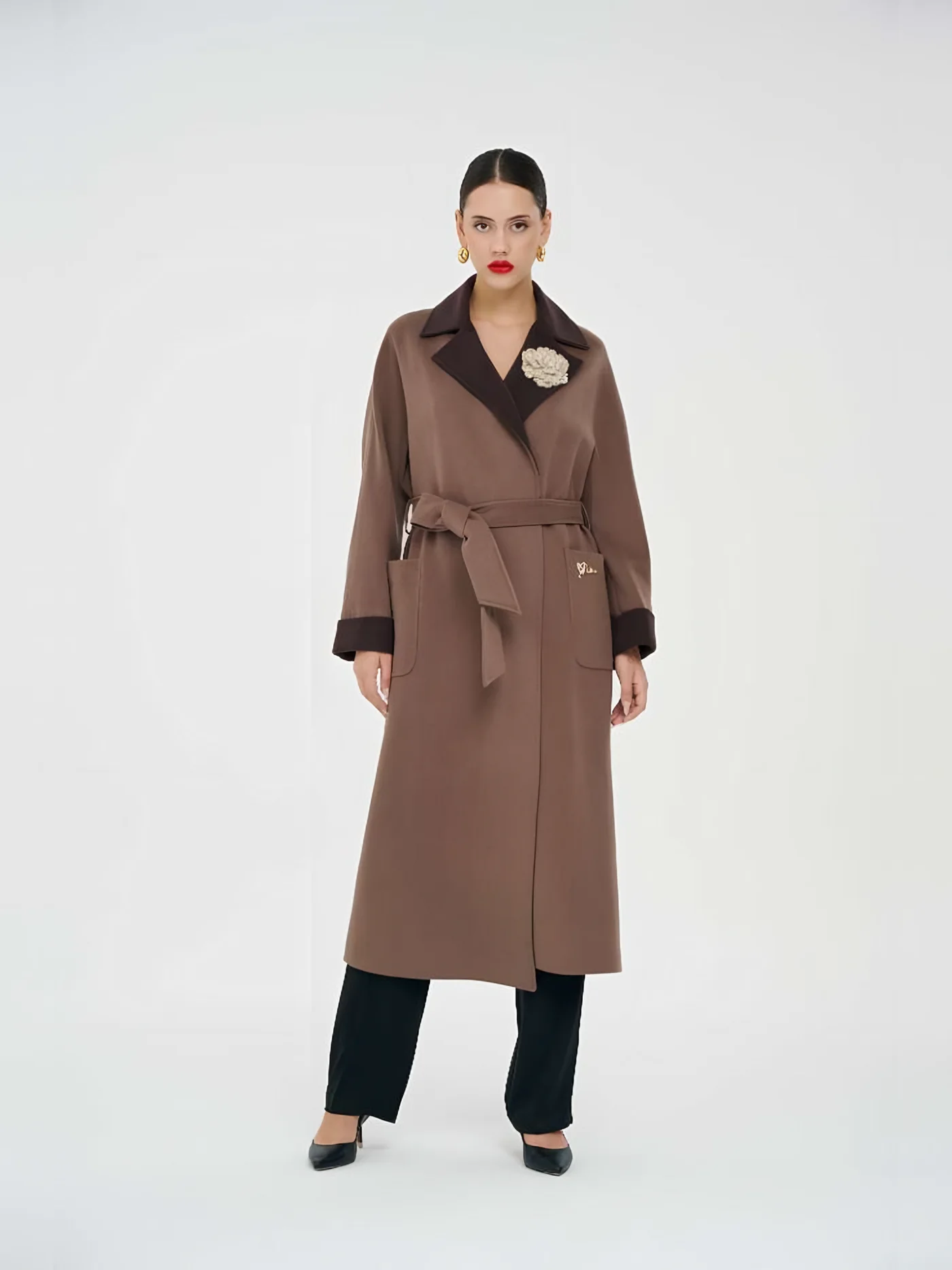 Fur-Collar Belted Coat with Brooch — модель в · 1/1