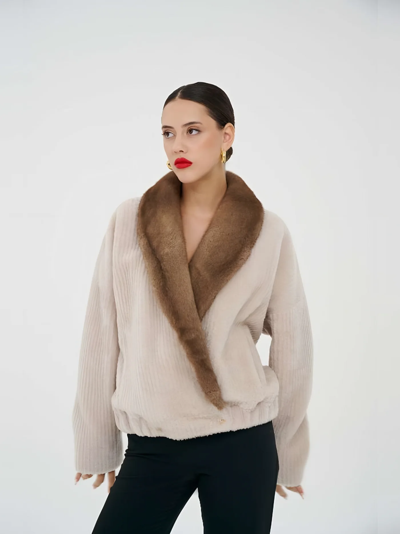 Kürk Şal Yakalı Peluş Bomber Ceket — modelin üzerinde · 1/1