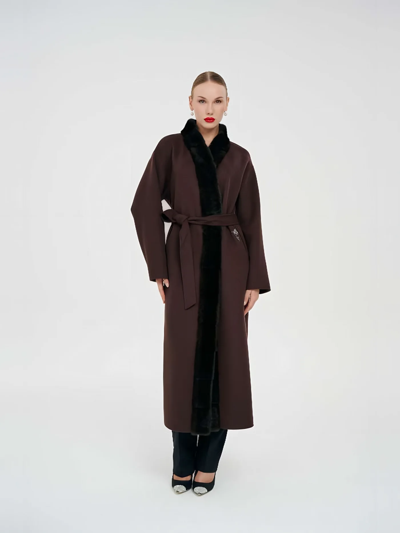 Fur-Trimmed Belted Coat — عارضة ترتدي · 1/1